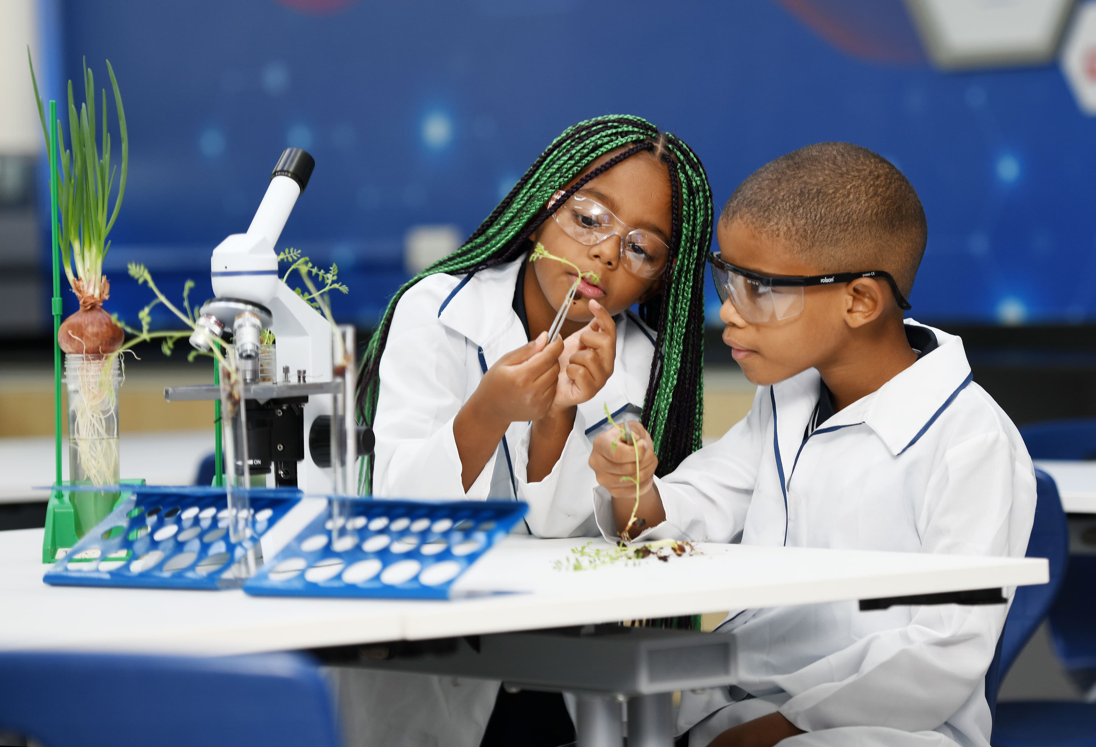Primary-school science and technology experiment kits